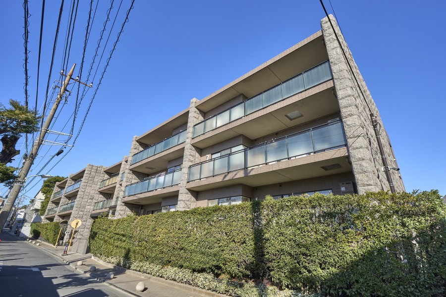 第一種低層住宅専用地域の閑静な住宅地に佇む、品格の漂う低層マンションです。オートロック・宅配ボックス完備。エレベーターが2基あり、通勤通学で混みあいやすい朝の時間帯もスムーズにお出かけいただけます。