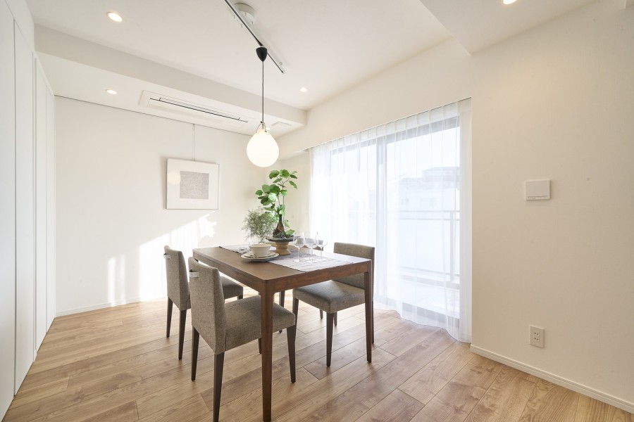 リビングダイニング部分には床暖房を新規設置しています。肌寒い季節にも足元を冷えから守り、快適な温度に保つことが可能です。