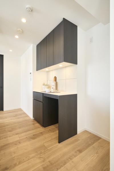 背面には同デザインの収納豊富なカップボードを設置いたしました。カウンタースペースにもゆとりがあり、家事動線に合わせた自由な収納や、家電ツールの配置が叶います。
