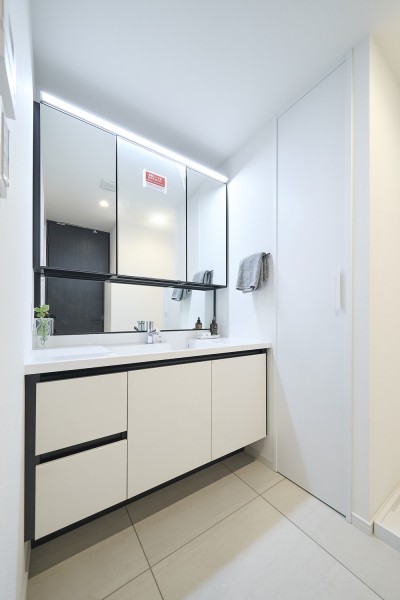 大きな三面鏡付きの洗面化粧台を新規設置しています。収納豊富で小物類もすっきりと収納可能。ミドルミラーが備わっていますので、お子様も鏡を見ながらの洗顔や歯磨きがしやすい設計です。