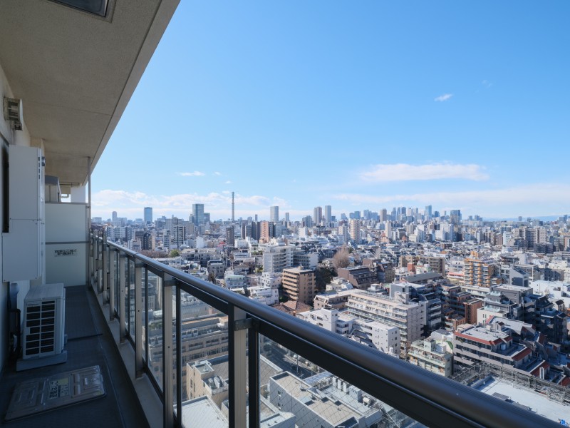 心地よい陽光を取り込み、空間をゆるやかに紡ぐバルコニーです。