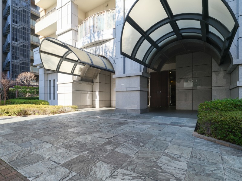 日々の通勤や通学はもちろんのこと、ショッピングからレジャーまで自在に楽しめる便利なポジションが、アクティブな日常を叶えてくれます。