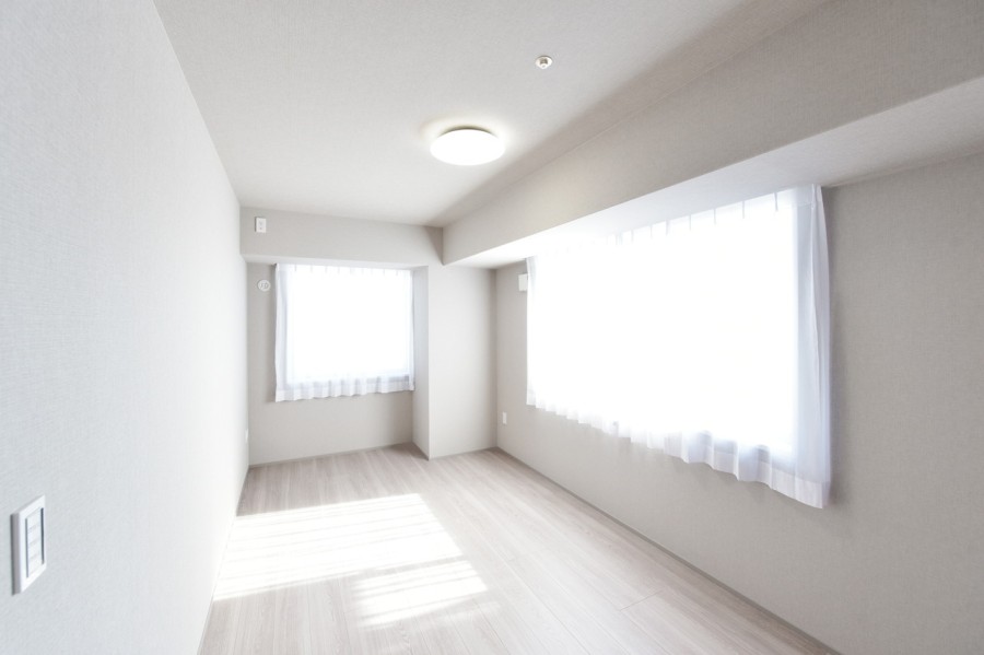 洋室2(約7.9帖)は東と南の2面のバルコニーに囲まれ、明るい自然光と開放感に包まれながら穏やかな時間を過ごせるプライベートスペースです。全ての居室がバルコニーに面した明るい間取りです。