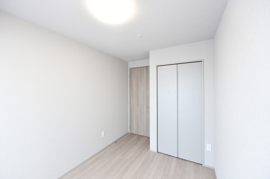 洋室3(約4.8帖)は趣味の時間や課題、読書など、自分の時間に集中できる書斎や子供部屋にピッタリのお部屋です。シンプルな内装なので、インテリアや小物でお部屋の雰囲気を変えられます。