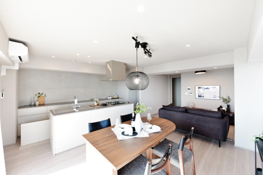 31階南東角住戸につき、陽当たり・眺望良好です。家具の配置がしやすいLDKで、インテリア選びも楽しめます。壁にはピクチャーレールを設置しましたので、壁を傷つけずにお好みのアートやグリーンで空間を演出できます。