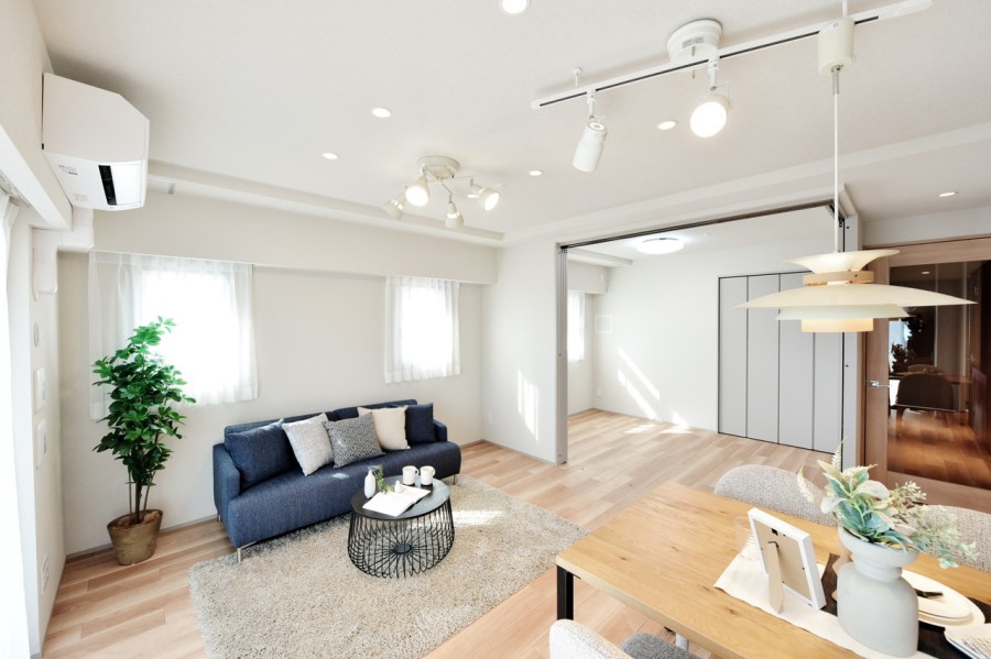 10階部分の南東角住戸、二面採光で明るく心地の良いくつろぎの空間に仕上がったLDKは約15.3帖の広さです。温かみのある内装に仕上げましたので、家族団らんのスペースにピッタリです。