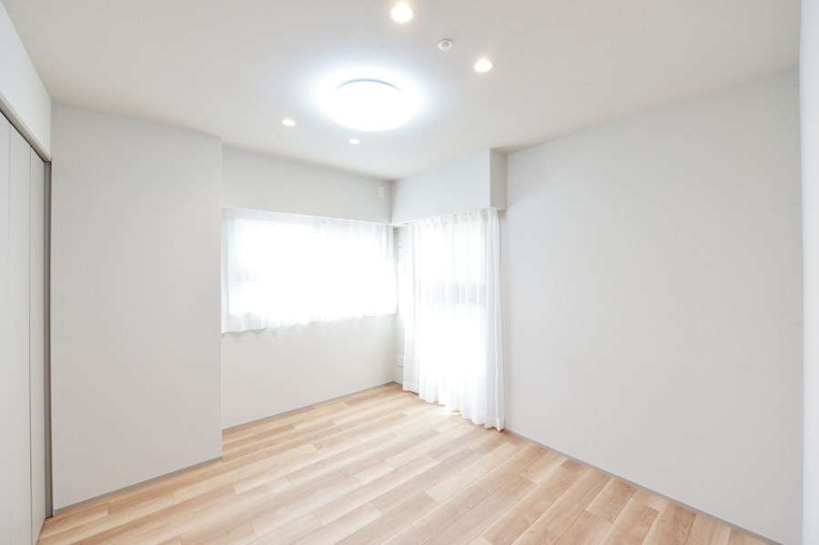 洋室1(約6.0帖)は二面採光になっており、一日を通して明るく優しい光が差し込むお部屋です。シンプルな内装なので、どんな家具とも相性が良く自分好みのお部屋を演出できます。