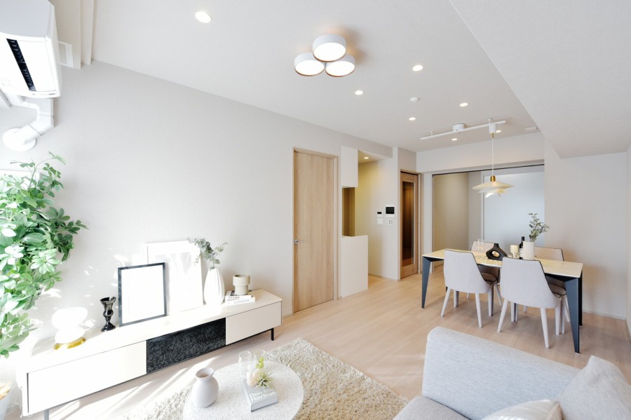 縦長のLDKは約15帖の広さがあり、床暖房を完備しています。肌触りの良いフローリング材を使用していますので、冬も足元から暖かく素足で快適に過ごせます。全面リノベーション実施済み、エアコン1基備え付けました。