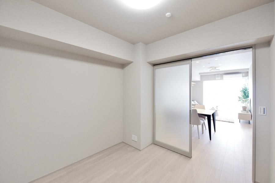 洋室2(約5.0帖)はリビングに隣接していますので、ライフスタイルや家族構成に合わせて、扉を開放して拡張リビングとしても使用できるフレキシブルなお部屋です。ガラス扉を使用し、空間が広く感じられます。