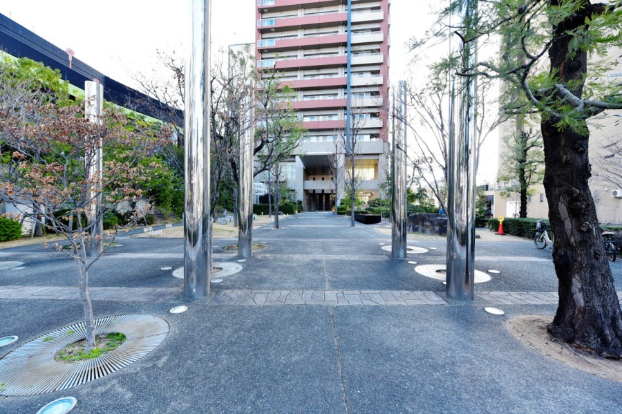 美しく整えられた植栽が住まう人をあたたかく迎え入れるアプローチ。共用施設も充実しており、天然温泉「四季の湯」、ヒーリングルーム、シアタールーム、多目的ルーム(一部有償)があります。