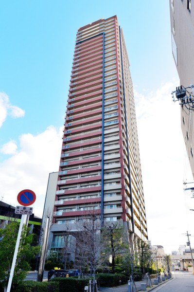 大阪城ほど近く、玉造駅から徒歩5分、通勤通学、レジャーへのフットワークも軽くする立地が魅力的です。大阪の歴史や文化、伝統ある街並みと共存する平成17年建築35階建てのタワーマンションです。