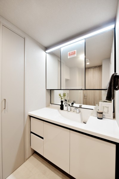 入浴後の穏やかな時間も朝の慌ただしい時間ものびやかな時間を過ごせる清潔感あふれるパウダールームです。ミラーキャビネット、カウンター下のキャビネットなど収納が豊富でいつも整頓された空間を保てます。