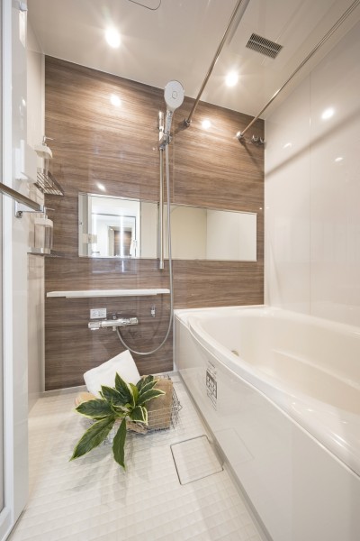 光沢のある木目調のアクセントパネルが高級感を漂わせるバスルームです。暖房・涼風・換気・乾燥機能付きで1年中快適なバスタイムをお楽しみいただけます。