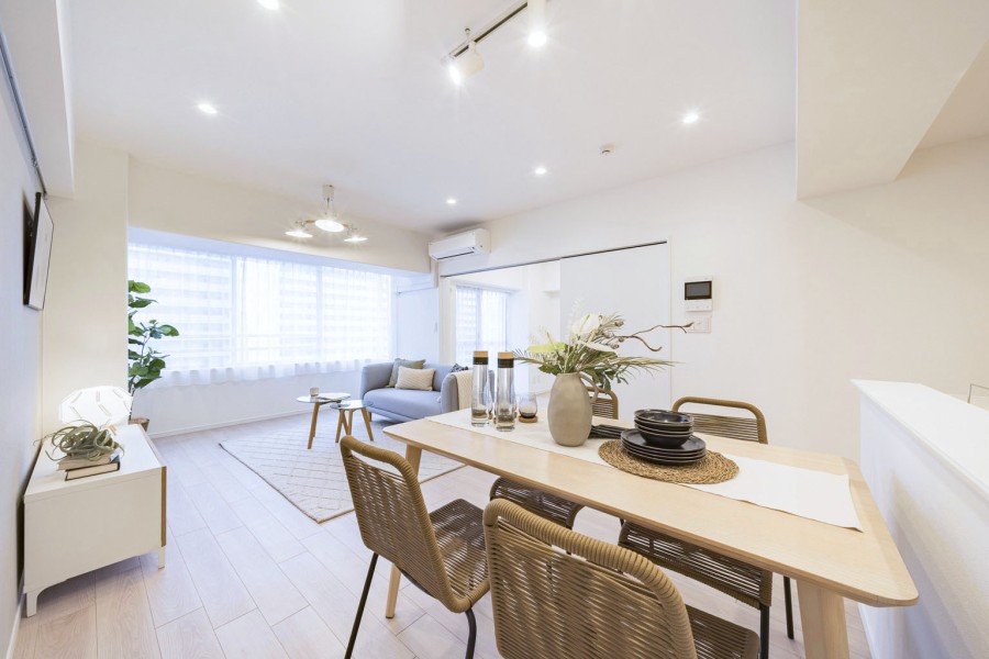 たっぷりの光が差し込み、開放的なリビングダイニングです。多種多様なライフスタイルに寄り添ったしつらえにリノベーションし、アップデートしたお部屋です。