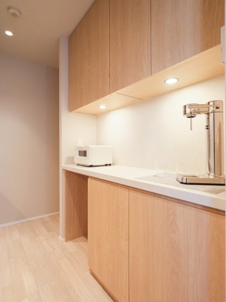 背面にはキッチンとおそろいのカップボードを備え付けました。カウンター部分にはワインやオシャレな家電を置いて、インテリアとしても楽しめそうです。