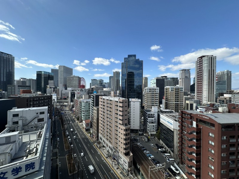 西側にはザ梅田を感じる、HEP FIVEの大観覧車を望む眺望があります。再開発により日々変化していく梅田の街や、そこに集う人々のエネルギーを感じます。洗練された都市の暮らしを満喫できる立地です。