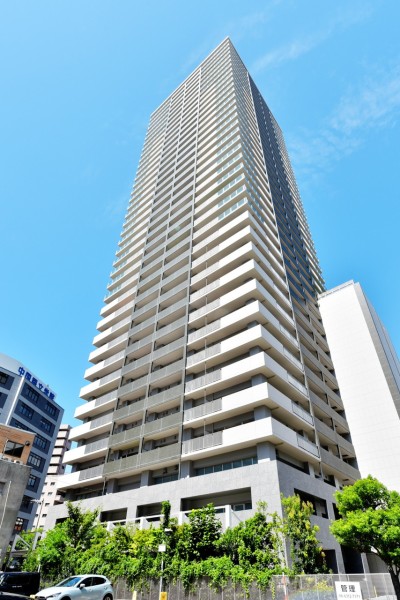 .阪急大阪梅田駅徒歩8分、その他地下鉄など利用可能な便利な立地です。大阪駅周辺には各デパートや商業施設等が多数、さらなる再開発に伴い日に日に活気を増していく街を堪能できる立地です。