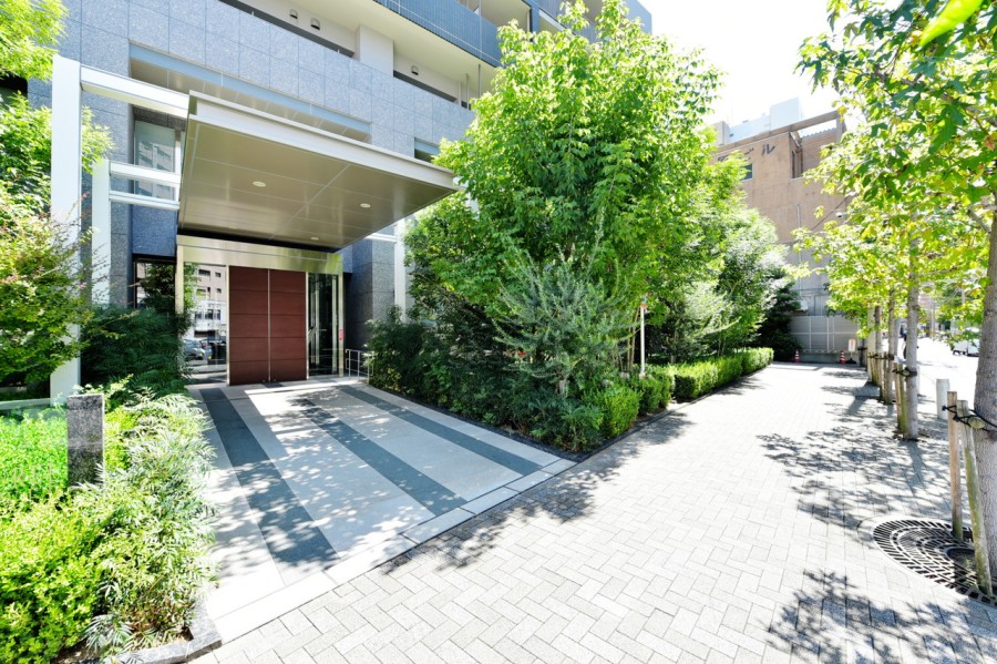 令和6年に大規模修繕工事完了、管理体制もしっかりとしています。ホテルライクな内廊下設計でセキュリティ性、プライバシー性も高く、安心のトリプルセキュリティシステムで、住まう人の暮らしを守ります。