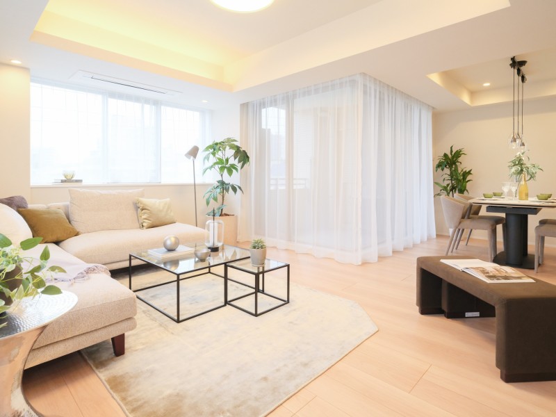 大きな窓からたっぷりの光が差し込み、開放的なLDKです。約21.3帖の広さがあり、大きな窓からたっぷりの光が差し込み、開放的なLDKです。約21.3帖の広さがあり、大型家具も配置しやすい空間です。