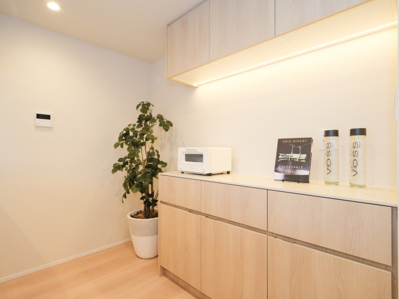 背面にはキッチンとお揃いでスタイリッシュなカップボードを備え付けました。美しい木目の面材はインテリアの一部のようでお部屋の雰囲気に溶け込みます。