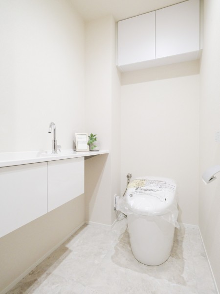 タンクレストイレやスティックリモコンでスタイリッシュな雰囲気を演出したレストルームです。毎日使う場所だからこそ、清潔感と使いやすさを考慮しました。