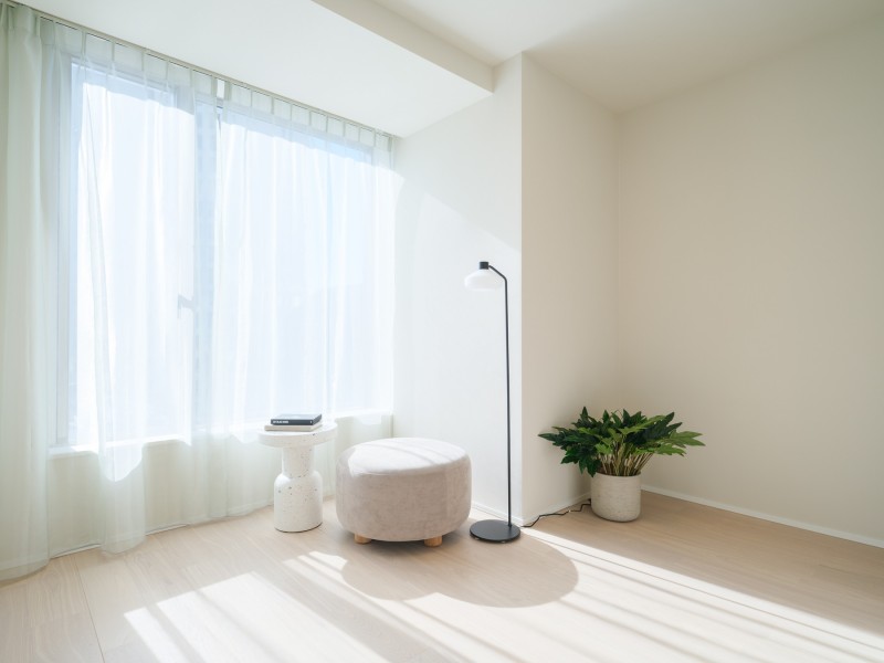 心地よい時間が流れるお部屋は、毎日が忙しいあなたもほっと一息つける安らぎの空間です。都会の慌ただしさを離れ、ゆるやかな時間の流れを感じながら過ごせるお部屋となっております。