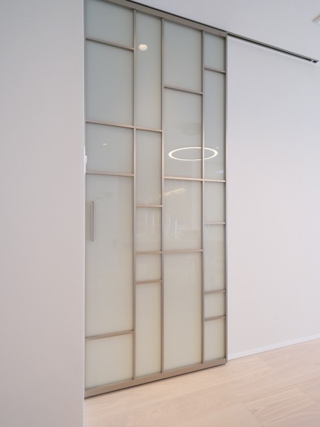 LDKに続く扉はRaikiを採用いたしました。柔らかな光を透かすガラスと細いラインが重なり、空間に静かに溶け込みます。Raikiならではの、軽やかで上質な存在感を演出します。