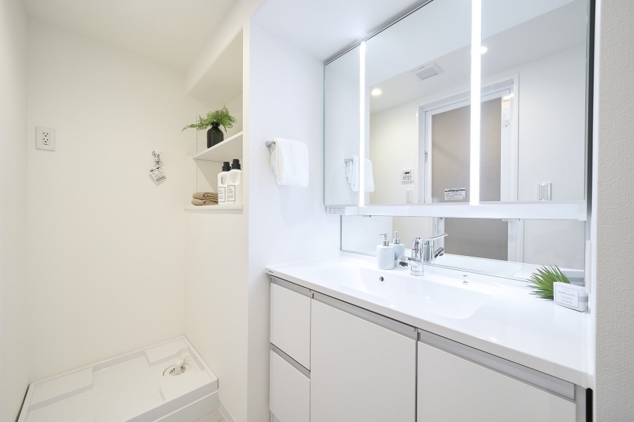 こまごまとした物が多くなりがちな洗面室には、カウンター棚や洗面化粧台の三面鏡裏、足元のキャビネットなど収納スペースがたっぷりです。