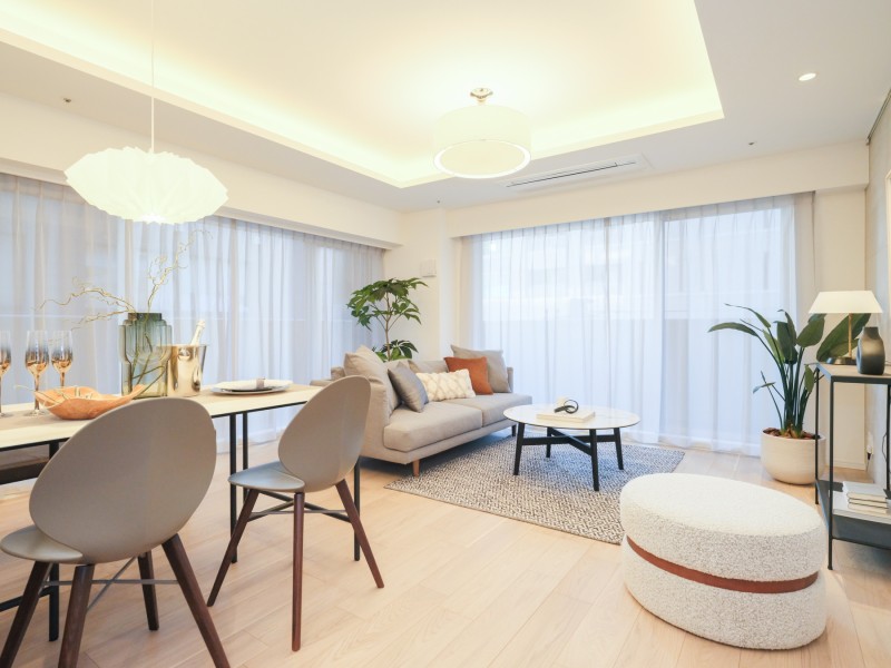 二面採光の窓から心地よい光と風を運んでくれる、おだやかな空気に纏われたリビングダイニングです。LDには床暖房を敷設しており、寒い季節も快適な温度でお過ごしいただけます。