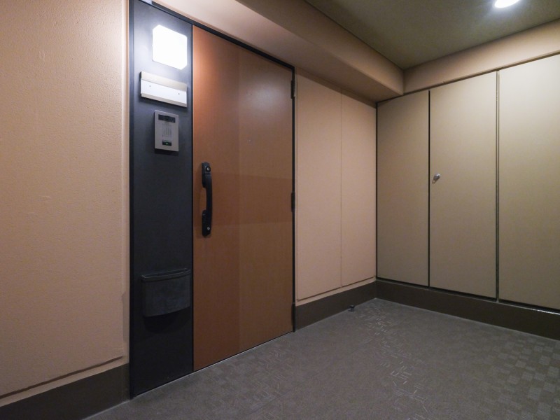 高級感がありホテルライクな内廊下です。アトリウムラウンジやフロントサービスなど共用設備が充実しており、生活を豊かに彩ってくれます。