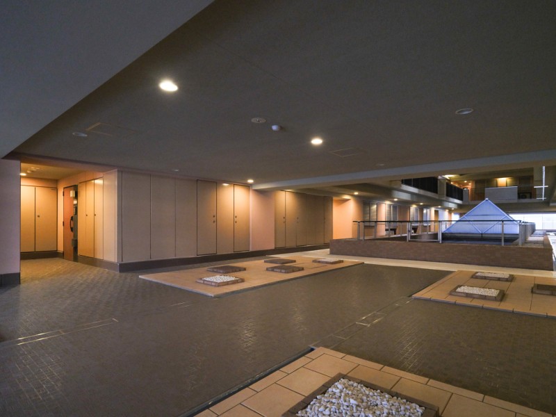 洗練された共用部が安らぎに満ちた住まいへ誘います。清掃が行き届いた様子から管理体制が良好なことが伺えますね。