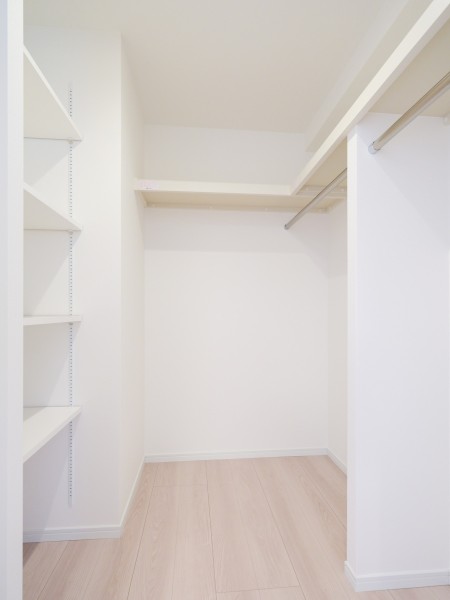 洋室1には頼もしい収納力を誇るウォークインクローゼットを備え付けました。季節物の寝具や家電など収納することができ、居室を広くお使いいただけます。
