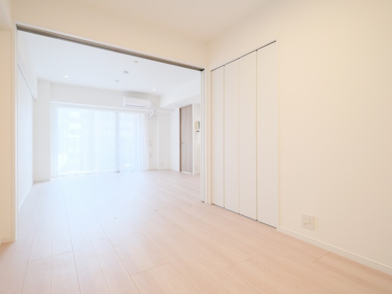 洋室3は凹凸の少ない空間なのでインテリアの配置がしやすくなっております。理想のお部屋作りを楽しむことができます。