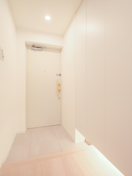 淡い色調で整えられた上質な玄関は、外出から戻ってくると、ホッと息をつけるような場所となっています。建具がクロスと同系色のため統一性を感じ、清潔感のある爽やかな空間を演出します。