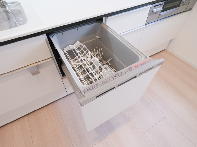 ◆食器洗浄機◆家事の時間を短縮できる優れもの。さらに節水・節約を同時に行うことができるので、人気があり重宝します。