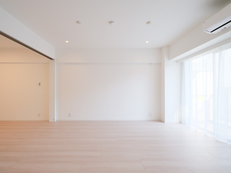 内装は木のぬくもりを感じるフローリングなどを採用し、どんなインテリアとも調和しやすい空間へと仕上げています。LDに床暖房を設置しているため、通年快適な温度に整えながらの生活が可能です。