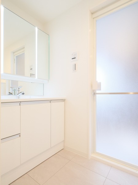 キッチンと統一感のあるデザインの洗面化粧台です。入浴後の豊かな時間を演出し、心からくつろげるプライベート空間となっております。