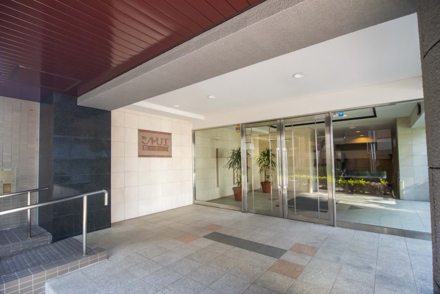 日勤の管理人さんによって整えられた玄関前です。清掃が行き届いた様子から管理体制の良さが伺えます。