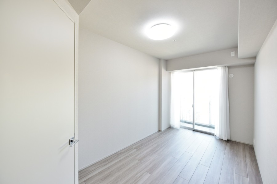 洋室1(約7.0帖)は東側のバルコニーに面し、気持ちの良い朝日が差し込むプライベートスペースです。ウォークインクローゼットを設置していますので、居住空間を広々と使用できます。