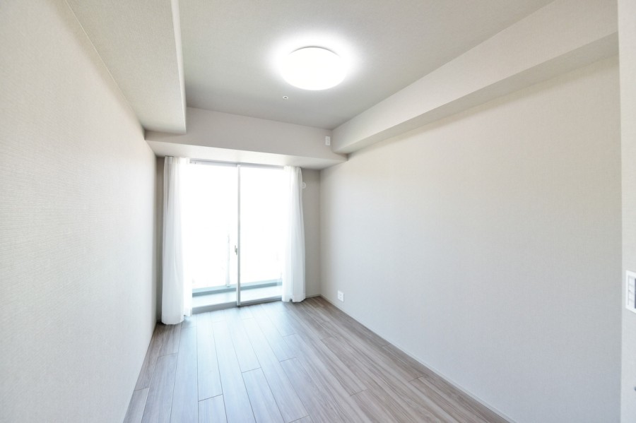 洋室2(約6.0帖)シンプルな内装に仕上げていますので、どんな家具とも馴染みが良く、インテリアや小物で自分らしい空間を演出できます。ウォークインクローゼットが併設されており、たっぷりと収納できます。