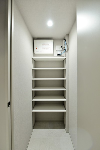 玄関には可動式の棚があり、様々なシューズやブーツを収納できる大容量のシューズインクローゼットを設置しました。傘など、お出かけの際にサッと取り出したい物の収納にも便利なスペースです。