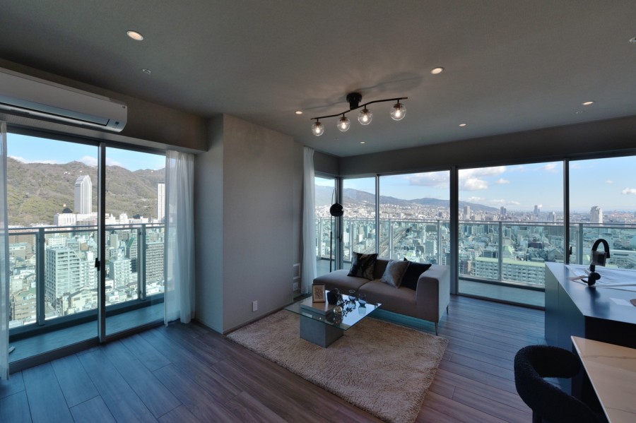 リビングのコーナーウインドウからは、神戸の街並みと六甲山系の山々を望む眺望を楽しむことができます。家族での団らんの時間、ゲストを招いてのにぎやかな時間、おひとりで過ごす和やかな時間も優しく受け入れてくれます。