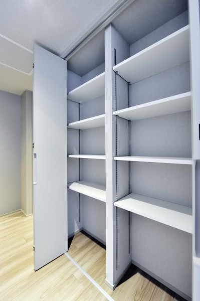 廊下に大容量の収納を設置しましたので、お掃除用品や雨の日にサッと取り出したいレイングッズ、災害備蓄品、ペット用品など家族共用の収納に便利です。