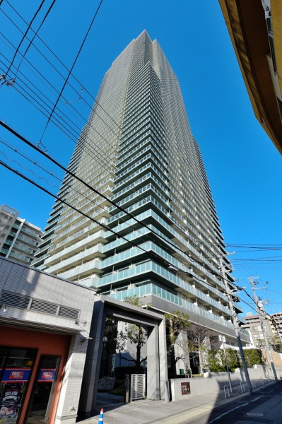 JR三宮駅徒歩6分、その他阪神線・阪急線利用可能、地下鉄やポートライナーも気軽に利用できる立地で神戸市内を自在に行き来できます。平成25年建築の54階建て免震構造タワーレジデンス、総戸数640戸です。