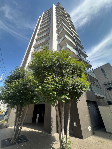 青空へとつながるモダンなシルエットと、瑞々しい緑が響き合う外観の様子です。コンビニエンスストアやスーパーが近く利便性良好な住環境も魅力です。