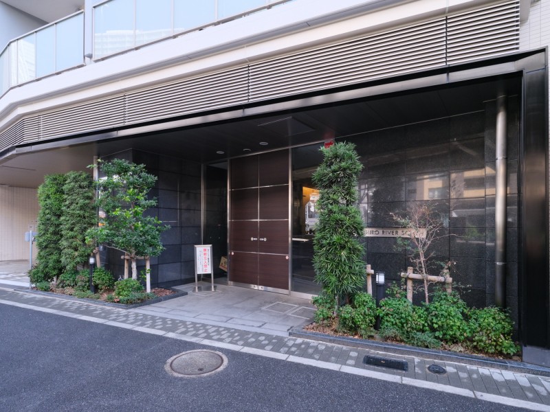 都心における凛とした存在感を主張するエンブレムが出迎えるエントランスです。堂々たる趣の中に居心地の良さも感じさせ、安らぎの居住空間へ誘います。