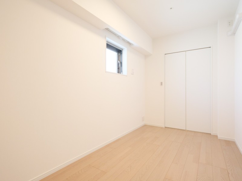 リビングに隣接していながらプライベート性の高い時間を過ごせる洋室1です。主寝室としてもお使いいただけます。