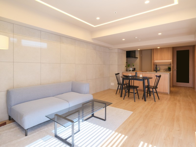 こだわりのリノベーションを施したお部屋です。リビング天井にはライン照明を設置し、よりいっそうスタイリッシュに洗練された空間を演出しています。