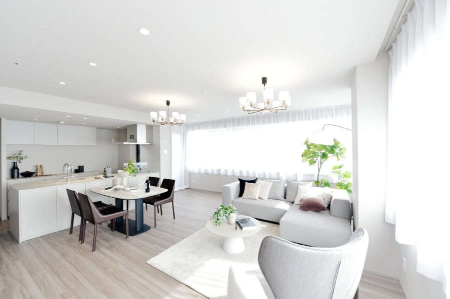 38階部分の南東角住戸、二面採光で陽当り・眺望良好です。リビングからは再開発がどんどん進むグラングリーン大阪、うめきたエリアを見下ろす開放的な眺望が広がります。LDKは約25.5帖で床暖房を完備しています。