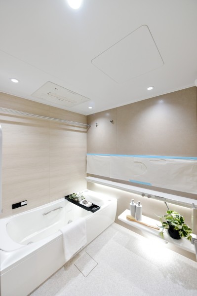 TOTO製SYNLAの1620サイズを採用しました。ファーストクラス浴槽に楽湯(肩楽湯・腰楽湯)を備え、毎日の疲れを癒す極上のリラックスタイムを過ごせるバルスームです。浴室暖房乾燥機完備です。